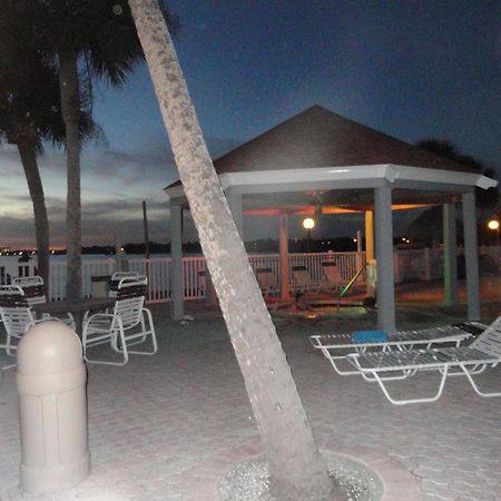 Two Bedroom Two Bath Family Condo - Sleeps Four - Unit B - Private Beach St. Petersburg Exteriör bild