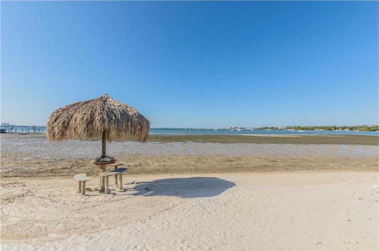 Two Bedroom Two Bath Family Condo - Sleeps Four - Unit B - Private Beach St. Petersburg Exteriör bild