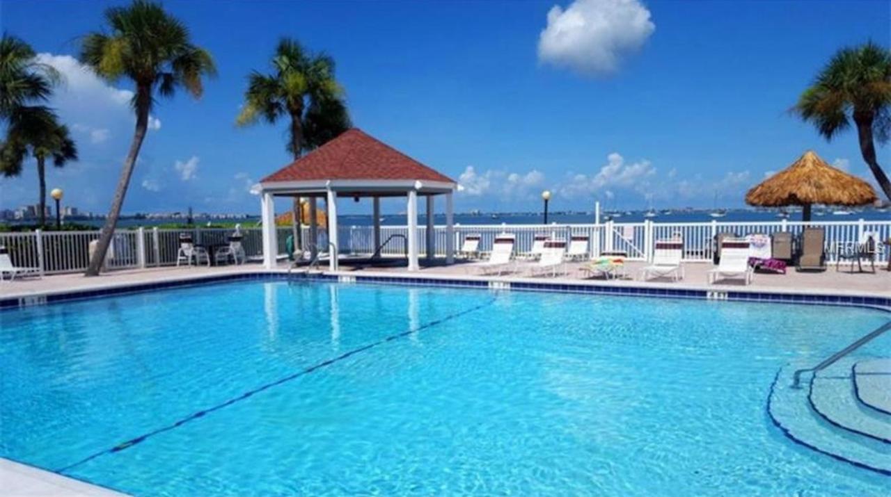 Two Bedroom Two Bath Family Condo - Sleeps Four - Unit B - Private Beach St. Petersburg Exteriör bild