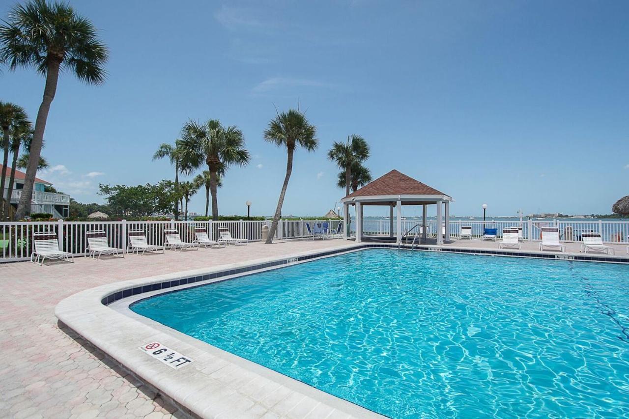 Two Bedroom Two Bath Family Condo - Sleeps Four - Unit B - Private Beach St. Petersburg Exteriör bild