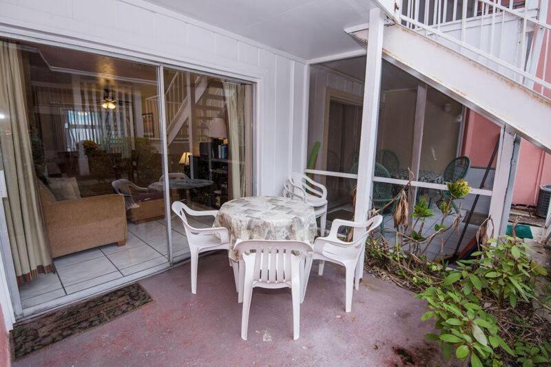 Two Bedroom Two Bath Family Condo - Sleeps Four - Unit B - Private Beach St. Petersburg Exteriör bild