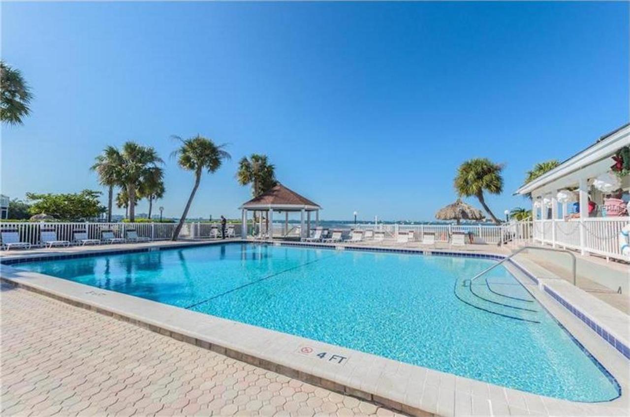 Two Bedroom Two Bath Family Condo - Sleeps Four - Unit B - Private Beach St. Petersburg Exteriör bild