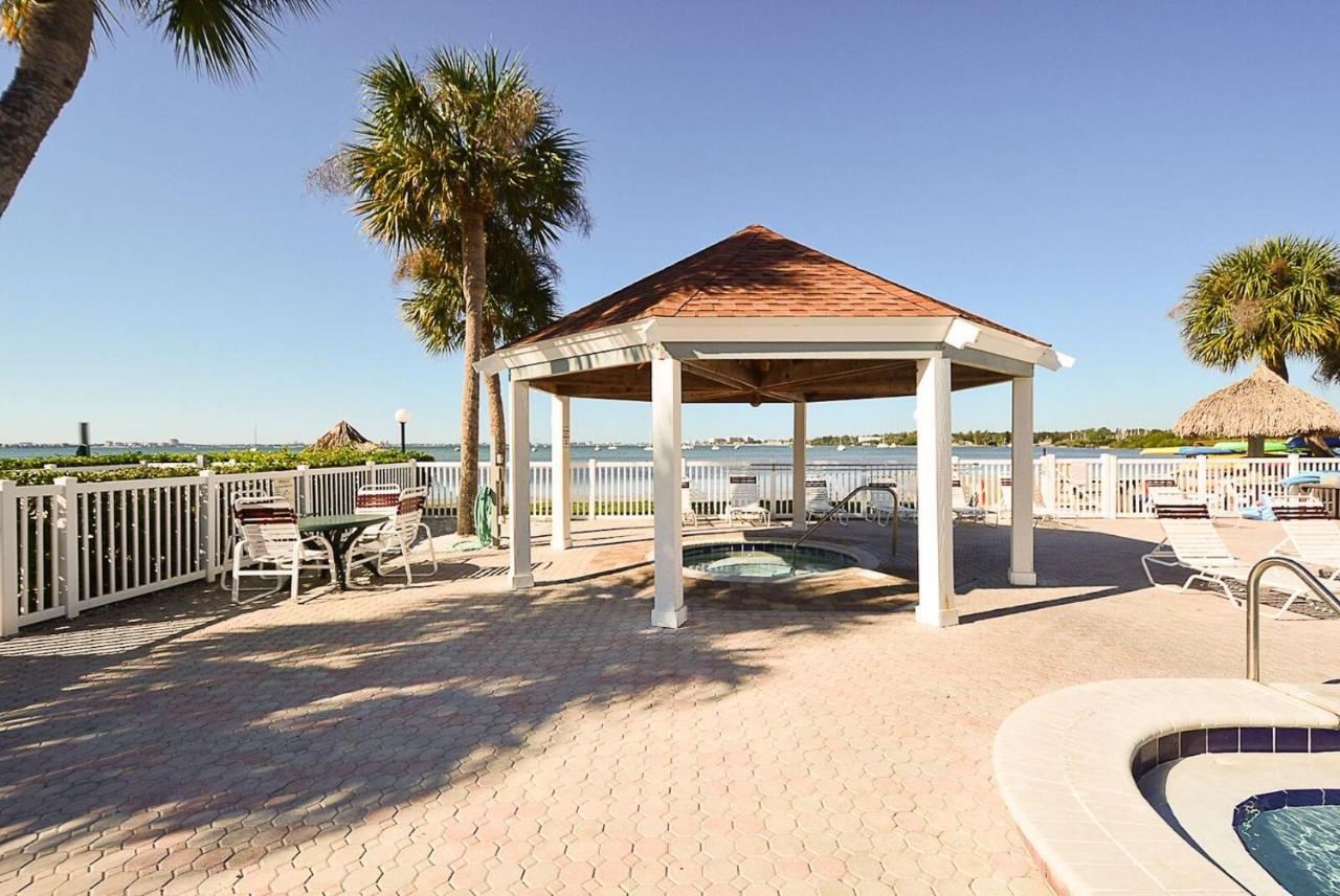 Two Bedroom Two Bath Family Condo - Sleeps Four - Unit B - Private Beach St. Petersburg Exteriör bild