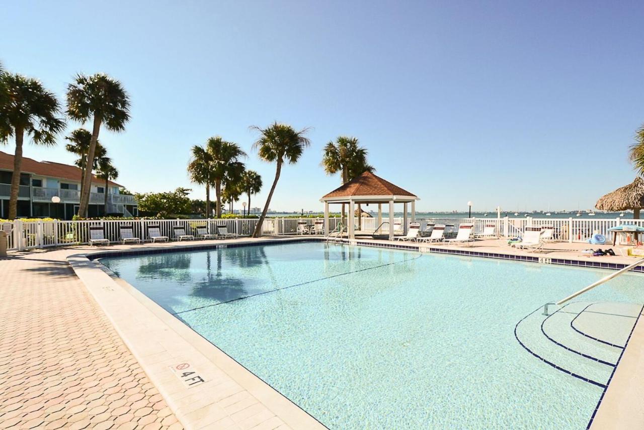 Two Bedroom Two Bath Family Condo - Sleeps Four - Unit B - Private Beach St. Petersburg Exteriör bild