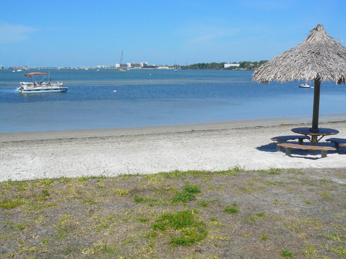 Two Bedroom Two Bath Family Condo - Sleeps Four - Unit B - Private Beach St. Petersburg Exteriör bild