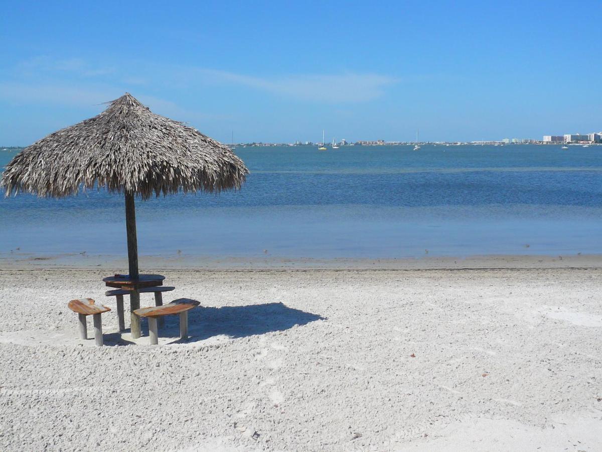 Two Bedroom Two Bath Family Condo - Sleeps Four - Unit B - Private Beach St. Petersburg Exteriör bild