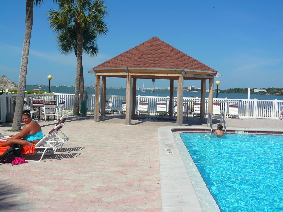 Two Bedroom Two Bath Family Condo - Sleeps Four - Unit B - Private Beach St. Petersburg Exteriör bild