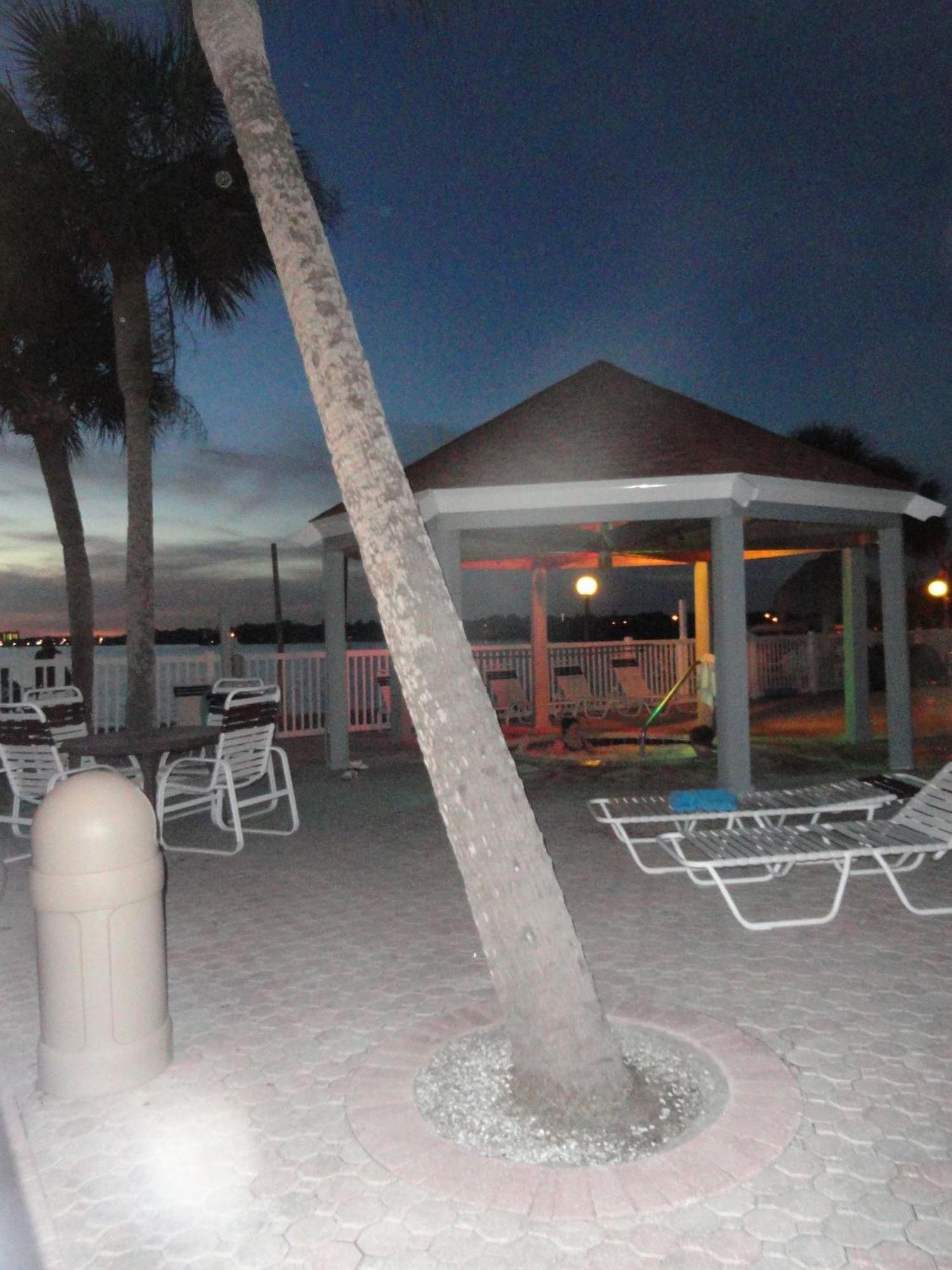 Two Bedroom Two Bath Family Condo - Sleeps Four - Unit B - Private Beach St. Petersburg Exteriör bild